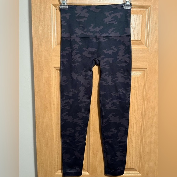 SPANX Look at Me Now Seamless Leggings Camo Print Support Athleisure Gym XL NWT - Picture 7 of 14
